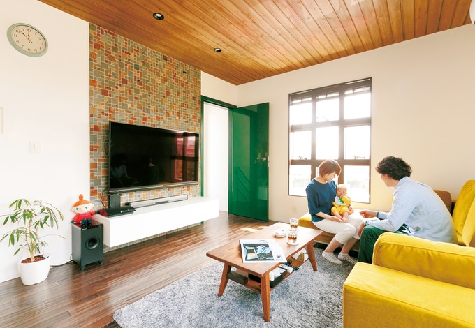 天然木と自然素材に包まれた2階リビング。テレビステーションのモザイクタイルとモスグリーンのドアが空間のアクセントに