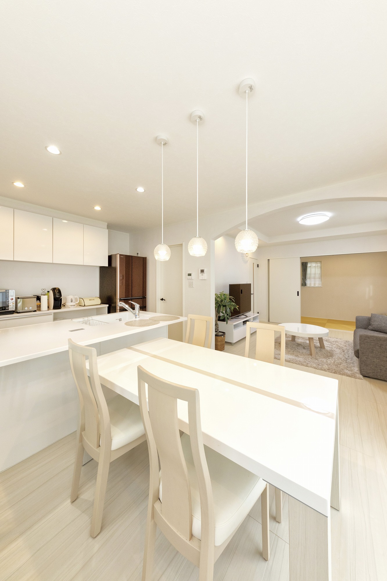 アヴィエスホーム｜明るく開放感のあるリビングダイニングエリア。ペンダントライトが優雅な雰囲気を演出している。