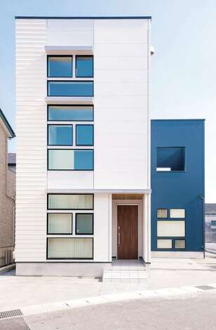 さまざまな四角形の組み合わせで、すっきりとしたフォルムを実現した、ユニークな外観