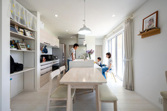 回遊可能なペニンシュラ型キッチン。カウンター越しやダイニングにいる家族と交流が図りやすいプランに。
