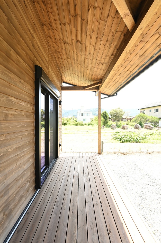 自然に囲まれたウッドデッキエリア。開放感があり、屋外でも快適に過ごせる空間が広がる