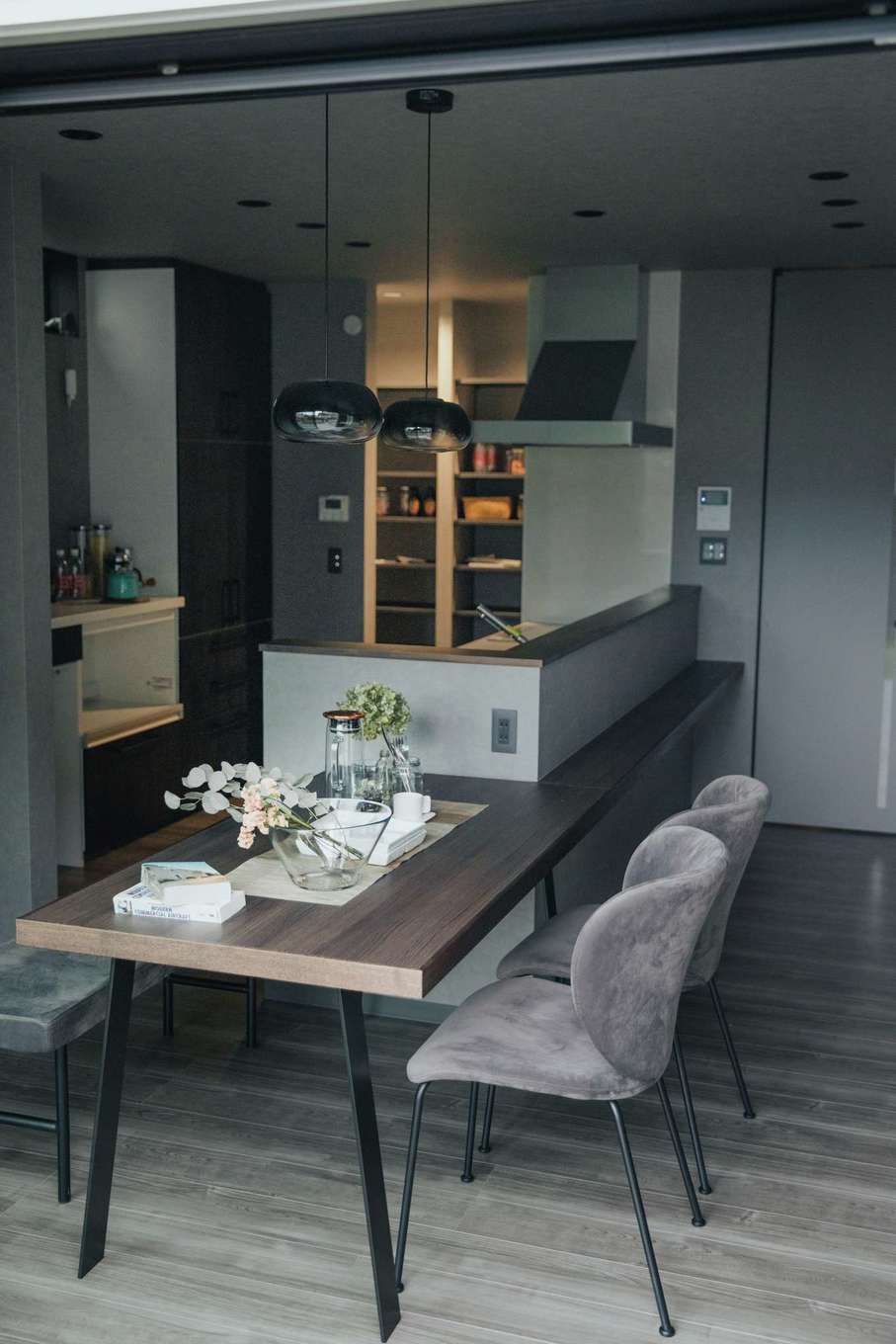 MIOS（マイオス）【デザイン住宅、省エネ、間取り】ダイニングテーブルをキッチンと横並びになるよう造作して家事効率UP