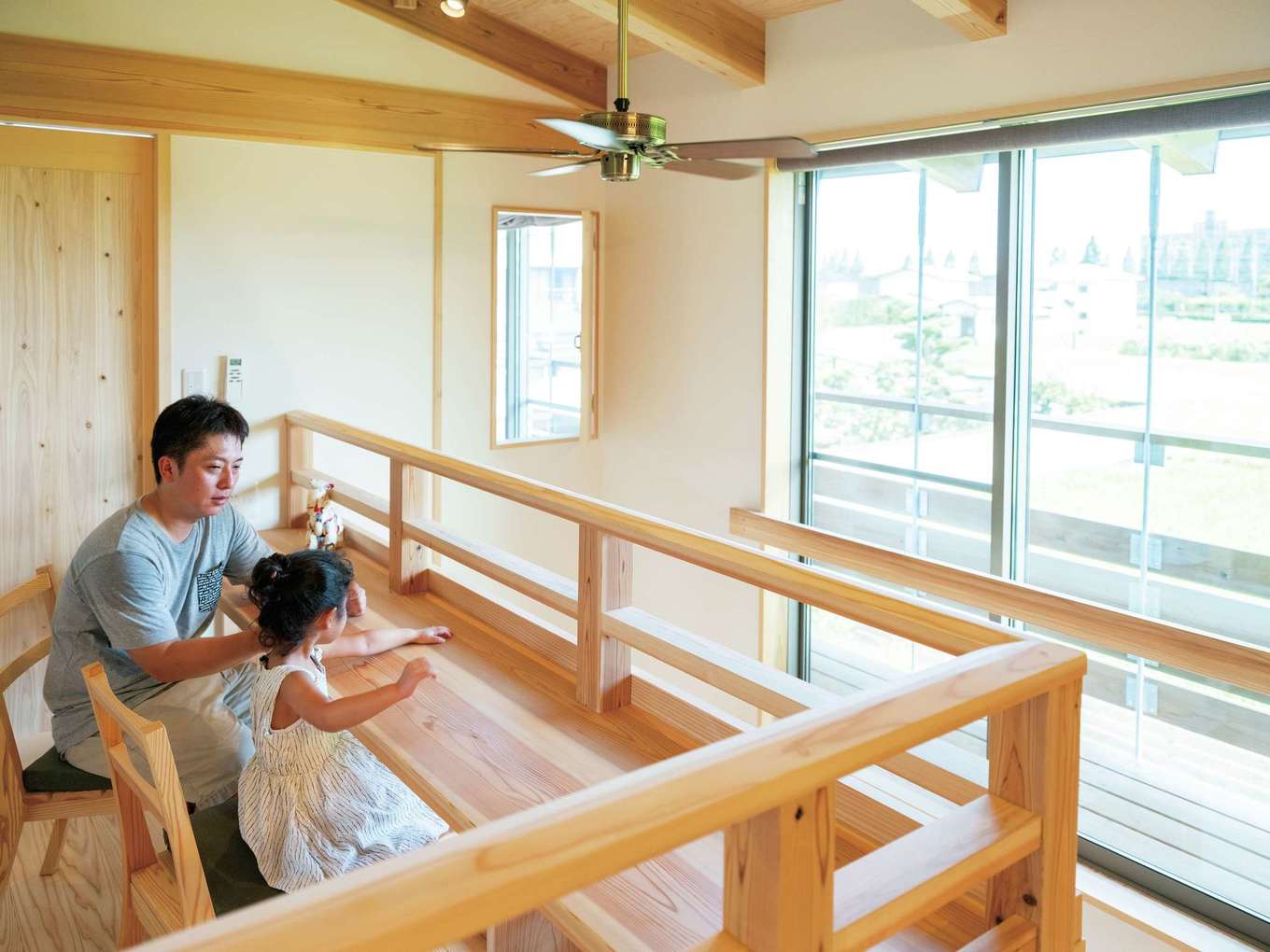 アクトホーム【子育て、自然素材、省エネ】多目的に使える2階ホールのカウンターは窓からの眺めも抜群