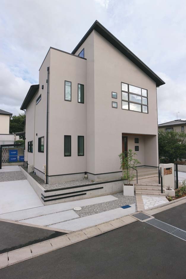 2階ならではの天井高を活かした明るく開放感のあるLDK。勾配天井は高級感のあるレッドシダー張り。この部屋の雰囲気にぴったりのソファは桃園モデルハウス併設のインテリアショップで選んだ