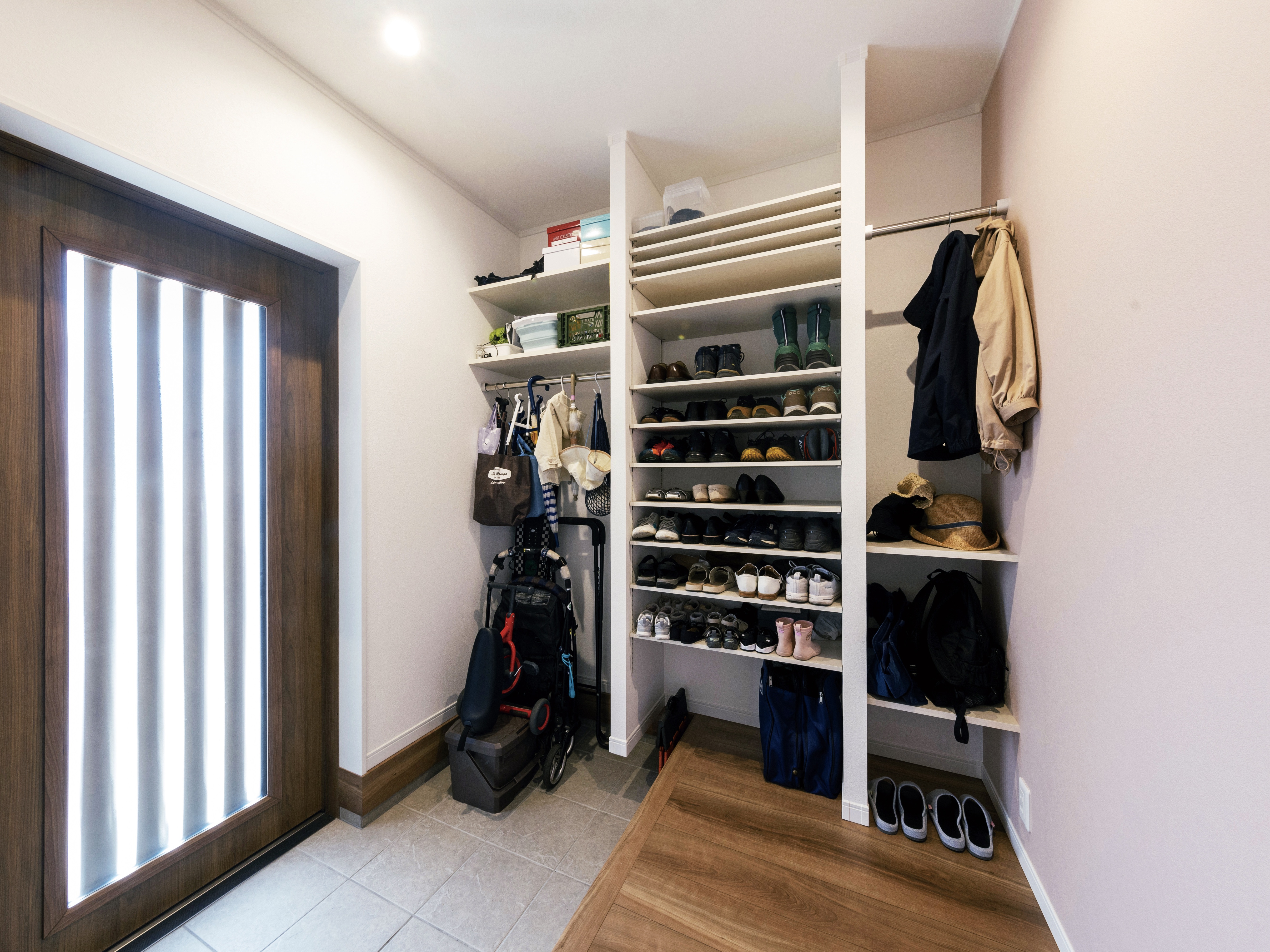 エスホーム｜玄関ドアを引き戸にしたことで、ドアが開くスペースが節約できて出入りしやすい。大容量のシューズクロークは、靴やコートが整理できるほか、アウトドア用品もしっかり収納できる。
