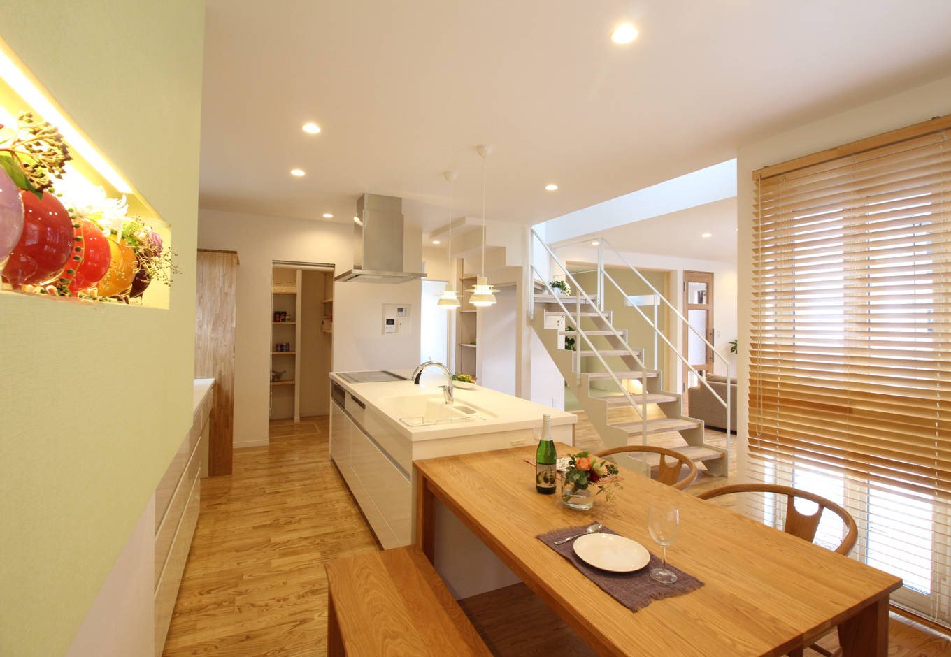 小野田産業～designers house project～【デザイン住宅、子育て、自然素材】オープンキッチンでLDKを広々演出。キッチンとダイニングが一直線上にあり動線も楽々