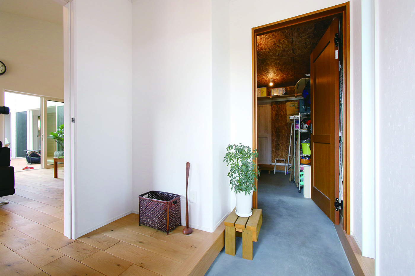 片桐建設【間取り、デザイン住宅、省エネ】土間玄関。大容量の土間収納を通って、パントリー、キッチンへとつながる便利な動線