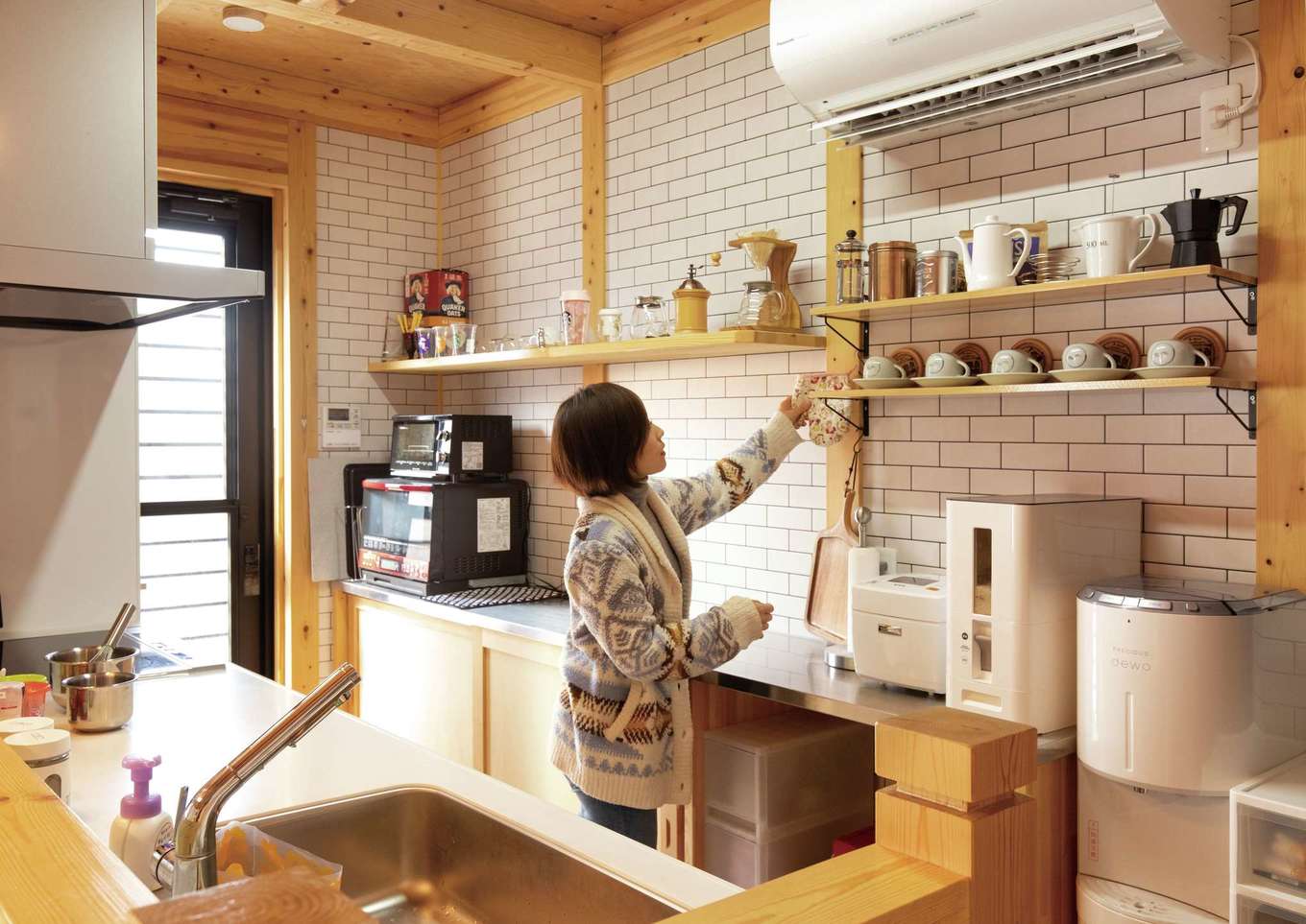 サイエンスホーム【子育て、趣味、自然素材】キッチンはカフェスタイル。見せる収納により、軽やかな印象に