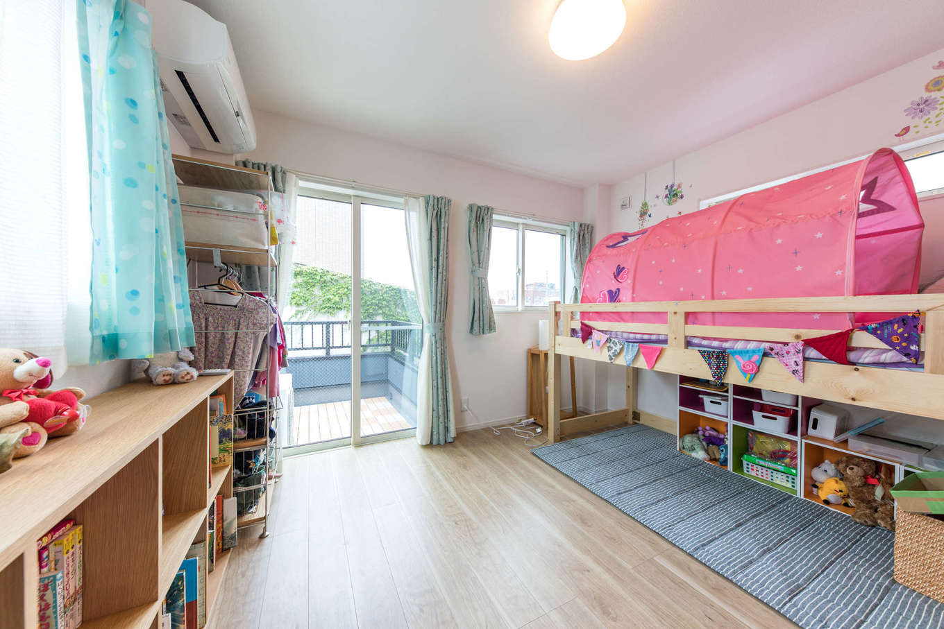 建築システム（狭小住宅専門店）【収納力、狭小住宅、鉄骨鉄筋コンクリート構造】6.8畳が2間続く子ども部屋。女の子ふたりなので、仕切り戸ではなく収納用の棚で空間を仕切って使う予定