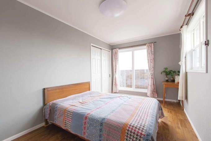 主寝室は落ち着いたグレーのクロスでシンプルに。ウォークインクローゼットも完備