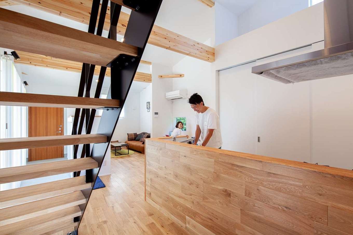 S.CONNECT（エスコネクト）【デザイン住宅、建築家、平屋】無垢の温かみを感じさせるキッチン。空間がオープンなので、ご主人が洗い物をしながら、リビングにいる奥さまと会話を楽しむことも