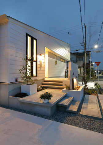 外構までトータルコーディネートした。建物と観葉植物がライトアップされ、美しさを引き立てている