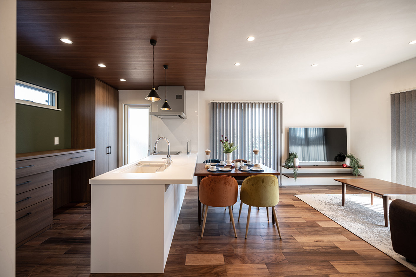 OWN RESORT HOME（オウンリゾートホーム）【デザイン住宅、趣味、インテリア】18.5畳のLDKは、ノスタルジーが心地よく共鳴するビンテージスタイル。余白が贅沢な遊び心あふれる空間に、ゆっくりと時間が流れる