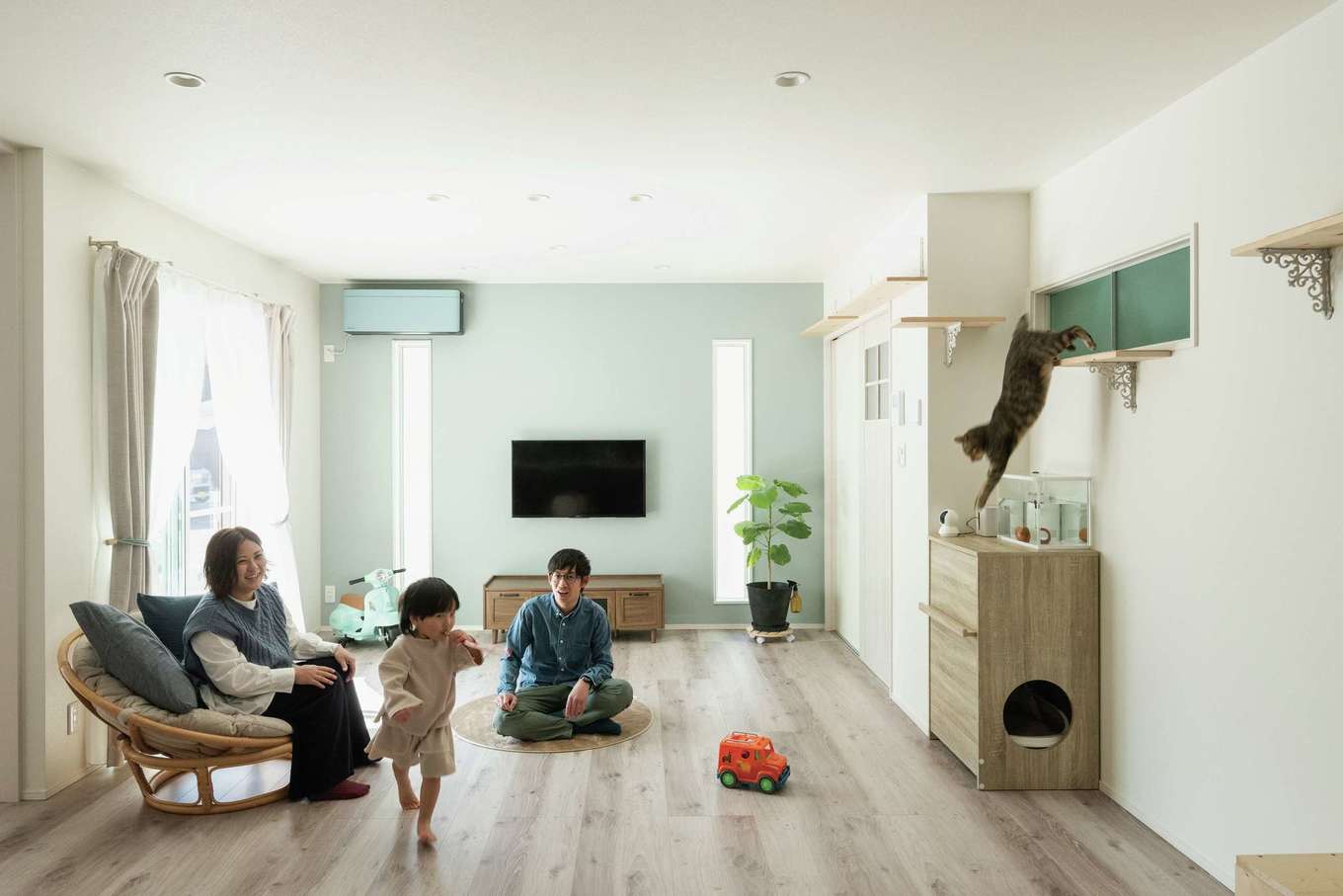 HAPPY HOUSE（山田工務店）【デザイン住宅、間取り、平屋】LDKは飽きのこないシンプルテイストに。壁の一面を爽やかなブルーにし、エアコンもそろえた。キャットウォークは自分たちで設置。右手小窓の向こうには書斎を用意