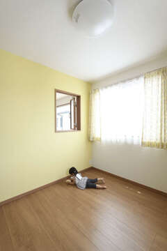 クリーム色の壁が温かみを感じさせる子ども部屋。内窓をのぞくと、階下のLDKにいる家族の様子も分かる
