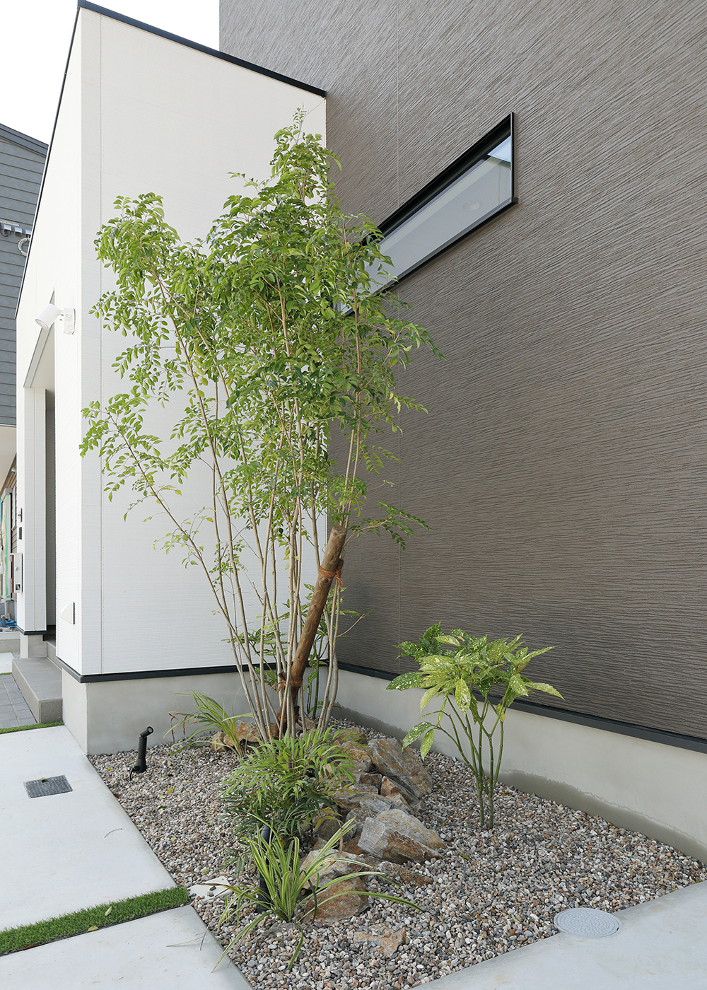 丸昇彦坂建設【デザイン住宅、収納力、間取り】スタイリッシュな外観に、メインツリーの緑が映える、美しい佇まい