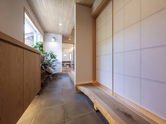 落ち着いた木の質感が広がる玄関ホール。シンプルなデザインに自然光が差し込み、家庭に温かみと開放感をもたらす