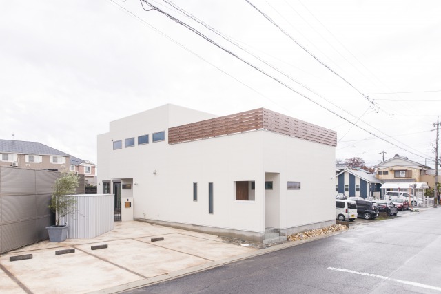 未来創建【デザイン住宅、収納力、屋上バルコニー】スタジオを併設した外観。白を基調としながら、木の色目がアクセントに。飽きのこないスタイル