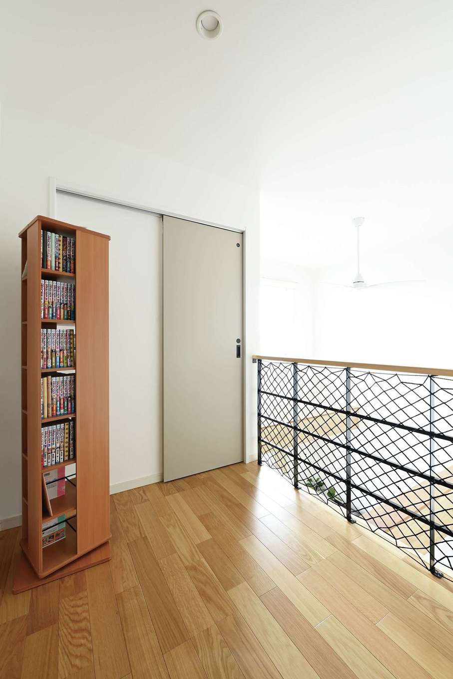 Yamaguchi Design 【デザイン住宅、収納力、間取り】大きな吹き抜けがLDKと2階をつなぎ、抜群の開放感を創出。2階のフリースペースにいる家族の様子をLDKからいつも見守ることができ、「朝、2階の寝室で寝ている主人に、『もう起きる時間だよ』と1階から声をかけることもできます」と奥さま