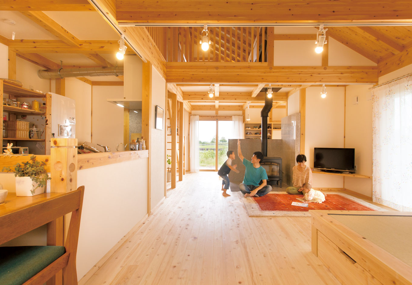 サイエンスホーム【1000万円台、自然素材、平屋】どこにいても家族のつながりを感じる吹抜けのLDK。ひのきのやさしい香りと肌触りに癒される。薪ストーブも採用し、あこがれのスローライフを満喫している