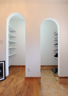 玄関のシューズクローゼット。垂れ壁に施した2つのアーチが、やさしい雰囲気を醸し出す