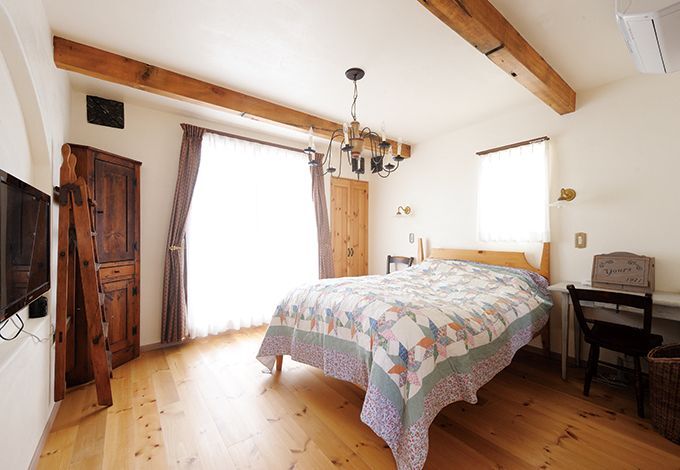 ゆったり広い寝室には、TVを壁掛けするための大きなニッチをオーダー