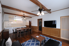 リビングも腰壁やシーリングファンを付け、高級感あふれる空間に