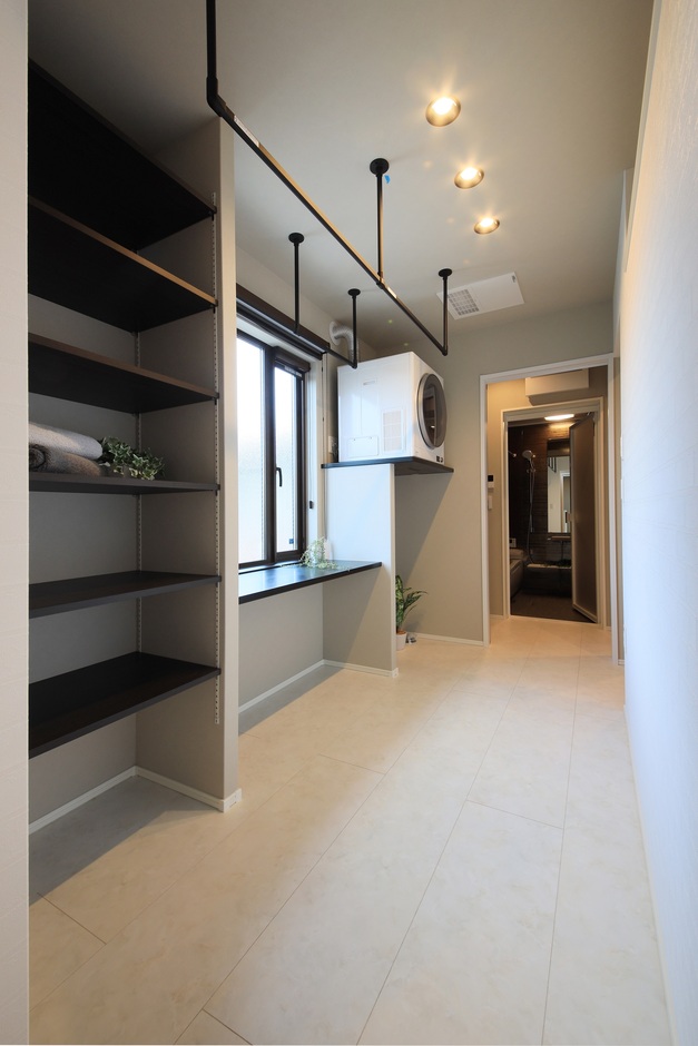 機能的な設備を備えたランドリールーム。収納スペースが充実しており、洗濯物を効率よく管理できる。