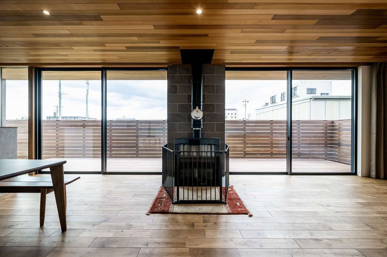 アーキテックス【デザイン住宅、省エネ、平屋】新築するときは絶対に導入しようと決めていた薪ストーブ。LDKの中央にしつらえ、ゆらめく炎を眺めながら家族団らんの時間を過ごす