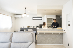 木目×グレイッシュモダン。キッチンを中心に回遊する家事ラク動線。