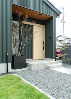 シンボルツリーのモミジがある玄関