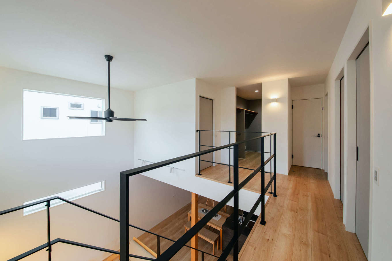 DAITOKU（大得工務店）【デザイン住宅、省エネ、間取り】2階ホール。ハイレベルの気密・断熱性能により上下階の温度差がほとんどないため身体への負担が少なく、エアコンの消費電力も抑えることができる