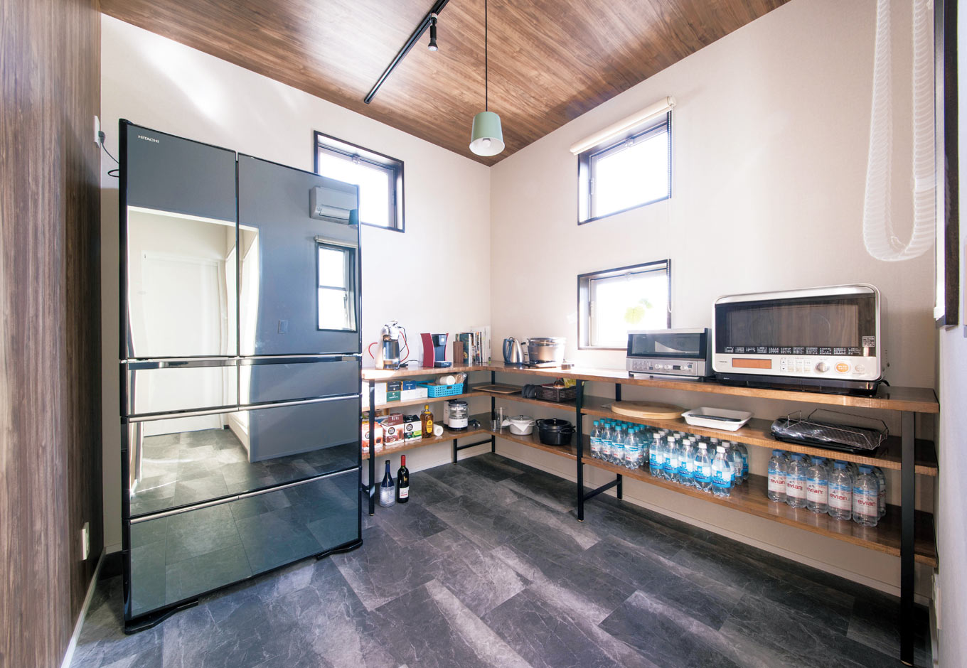 内田建設【豊橋市前田町1-2-4・モデルハウス】キッチン裏にあるパントリーは、壁と天井の色味を変えることでLDとの区画を視覚的に意識させる。造作したオリジナルデザインの収納棚で、家電やストック品をすっきり収納 