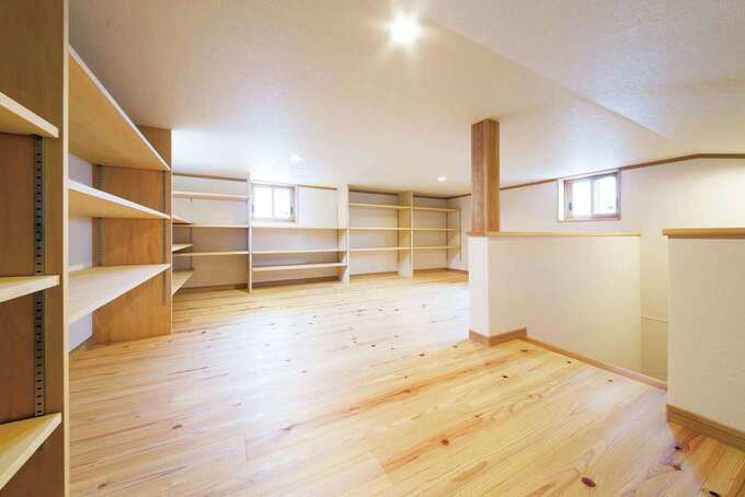 小屋裏には収納棚をＬ字型に設けてあり、どこに何があるかが一目瞭然にわかる