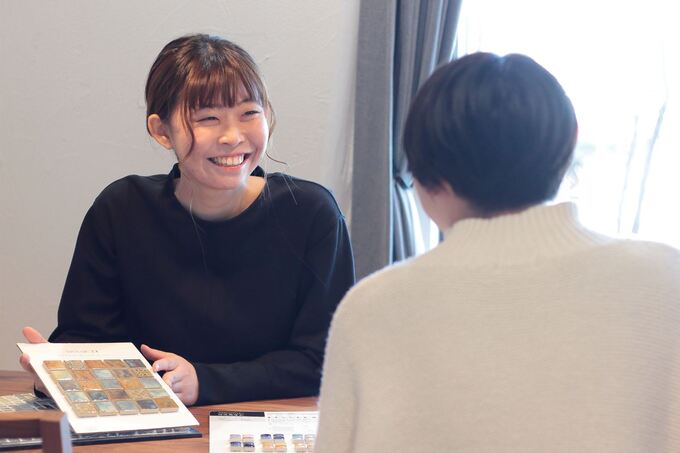 施主さんとコーディネートの打ち合わせ