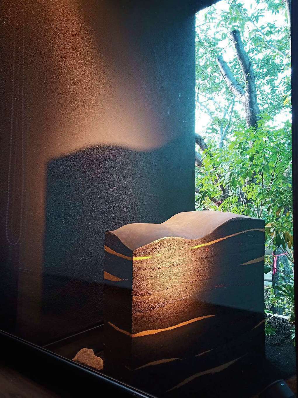 -delphi- デルフィ（藤井建築事務所） 【デザイン住宅、間取り、建築家】玄関を入ると、版築という技法でつくられたオブジェが