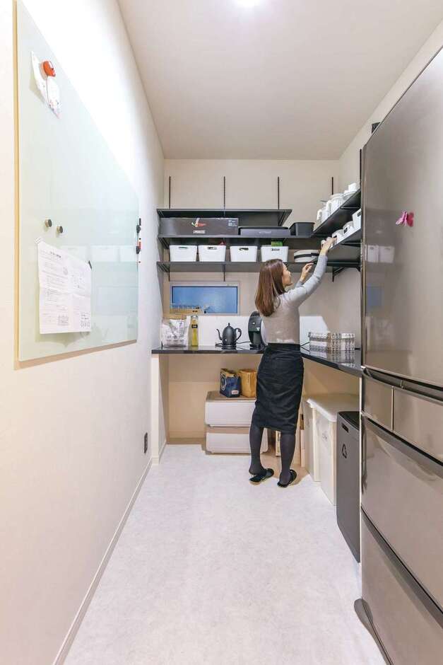 3畳のパントリーは2方向に窓を設け、採光と通風を確保。冷蔵庫もここに置き、リビングから見えないようにした