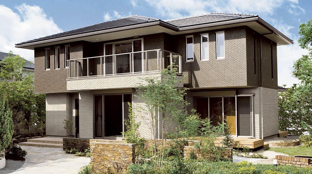 パナホーム山梨（パナソニックホームズ）【甲府市上石田4-12-1・モデルハウス】ダークブラウンのタイルが大人の邸宅らしさを引き立てる