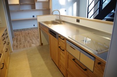 無垢材の扉とステンレス天板を組み合わせた、素材感が際立つキッチン。
リビングやダイニングとの一体感があり、家族と会話を楽しみながら料理ができる場所です。