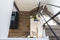 アイアン手摺りの抜け感で生まれる解放感たっぷりの吹き抜け階段