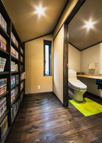 トイレの横には漫画本がずらりと並ぶ壁面本棚を設置
