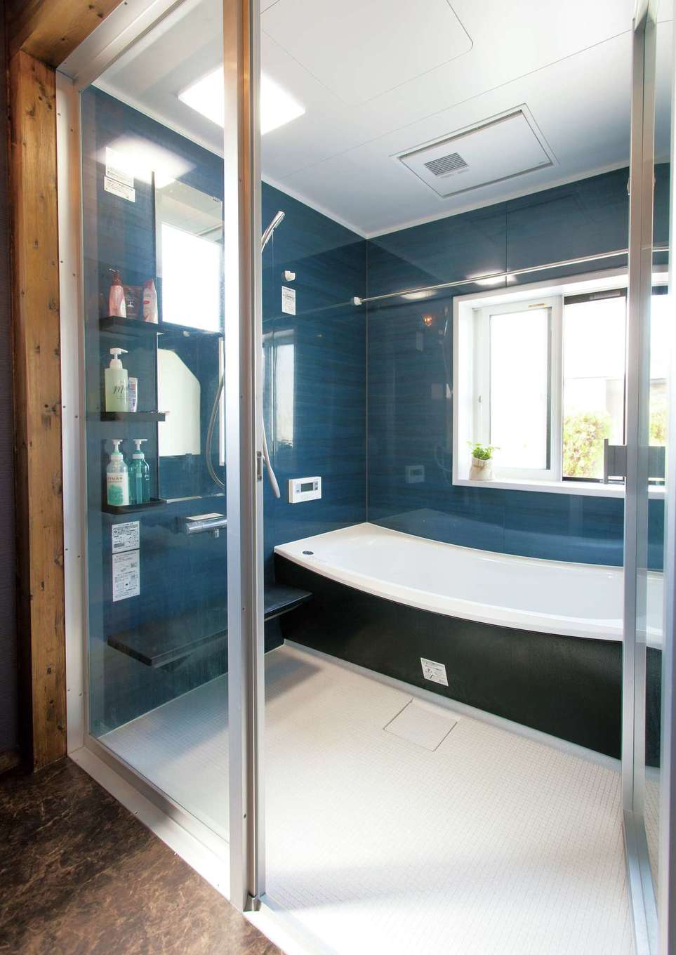 サイエンスホーム【1000万円台、デザイン住宅、自然素材】高級ホテルのようなガラス張りのお風呂。毎日がリゾート気分で、バスタイムがより楽しくなる