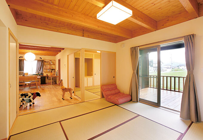 親戚が集まる時に広く使えるようにと、LDKと和室をつなげた空間。和室は直接玄関から出入りできるので、客間としても使える