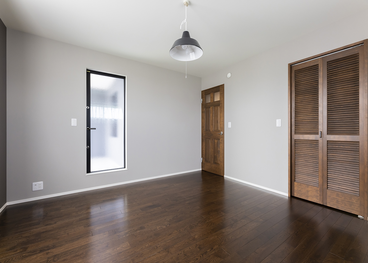 大和建設／BinO西尾南【デザイン住宅、インテリア】ウォークインクローゼット付きの寝室