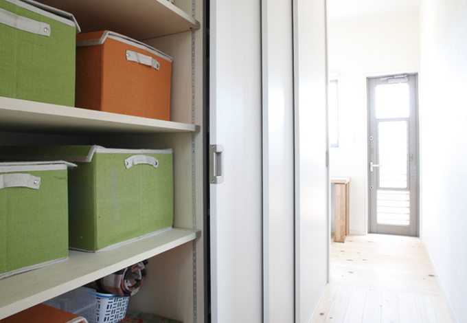 キッチンの食器棚の背面を利用した広い収納庫