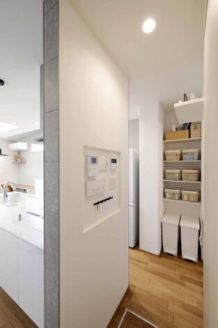 整然とした収納スペースのあるパントリー。スッキリと整理された棚に、食品や日用品を効率よく収納できる設計になっている。