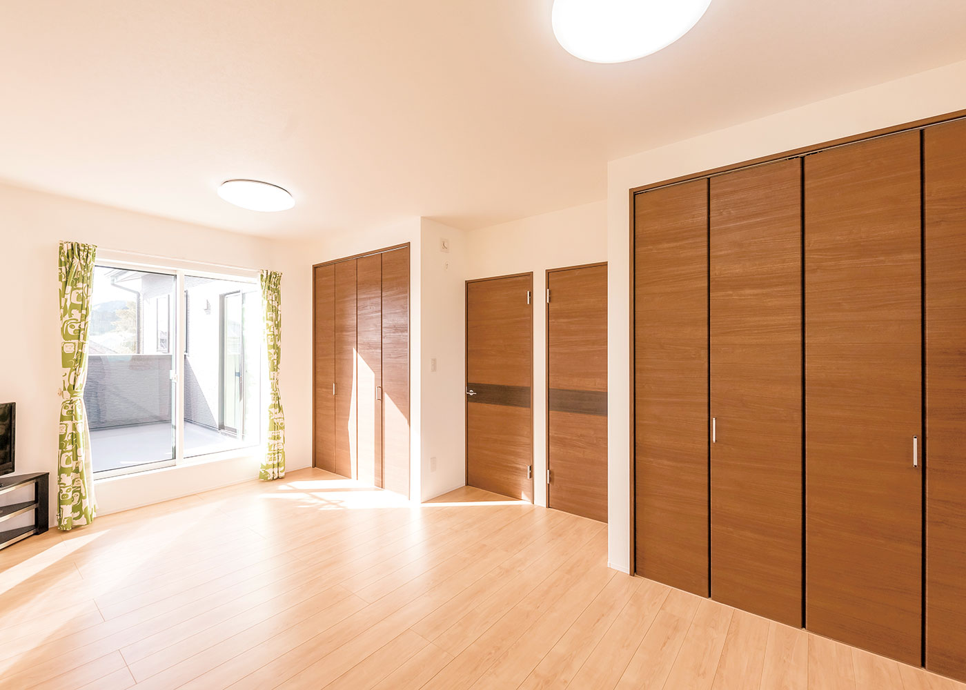 三和建設【子育て、収納力、間取り】2部屋つなげた状態の子ども部屋。クローゼットと押し入れを兼ねた大きな収納で、居室部分はすっきりと