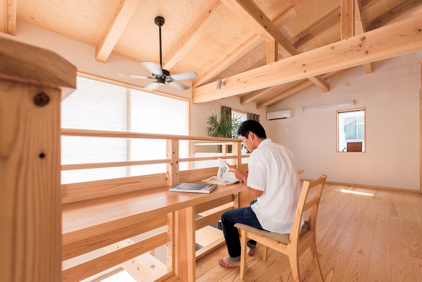 アクトホーム【収納力、自然素材、省エネ】雑誌を読んだりPC作業をしたりするのに便利な吹き抜け前の書斎コーナー。机もすべて造作だ