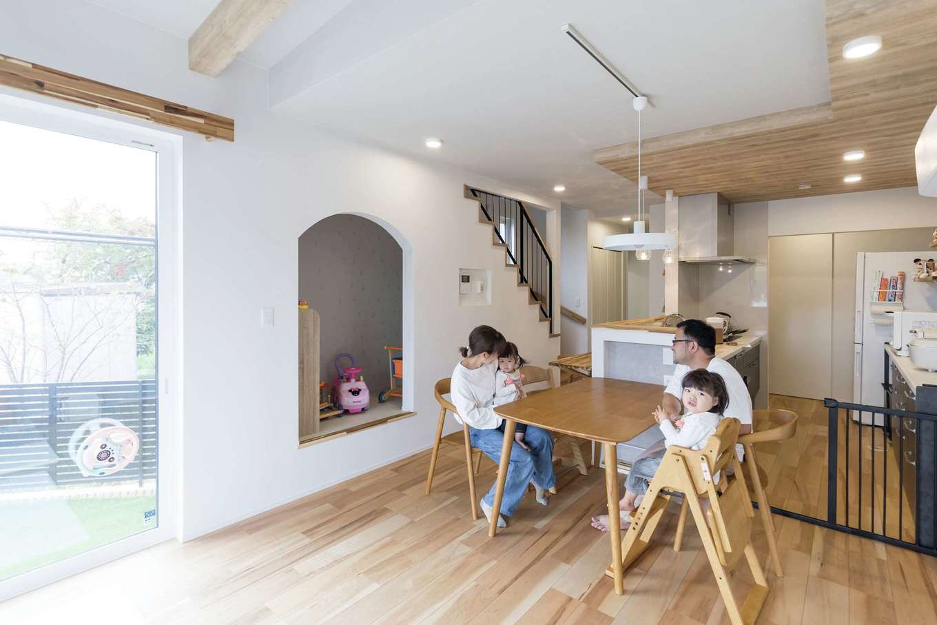 Gate air house/阿部住宅【子育て、自然素材、省エネ】北欧テイストでコーディネートした、居心地のいいLDK。やさしい肌触りの無垢の床は、冬でも素足で過ごせるほど暖かい。高い断熱・気密性能と地熱利用の換気システムにより、エアコン1台で夏も冬も薄着で快適に過ごせる