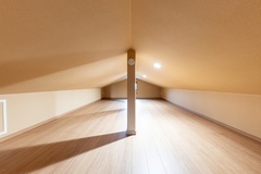 16帖のゆとりある広さの小屋裏収納。ハシゴではなく、階段で安全に上り下り出来る。